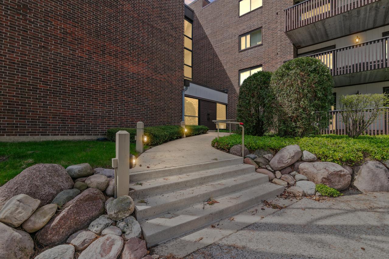 690 Chandler Rd. #205, Gurnee, IL 60031