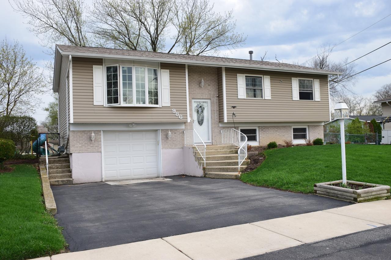 986 Yorkshire Dr., Hanover Park, IL 60133