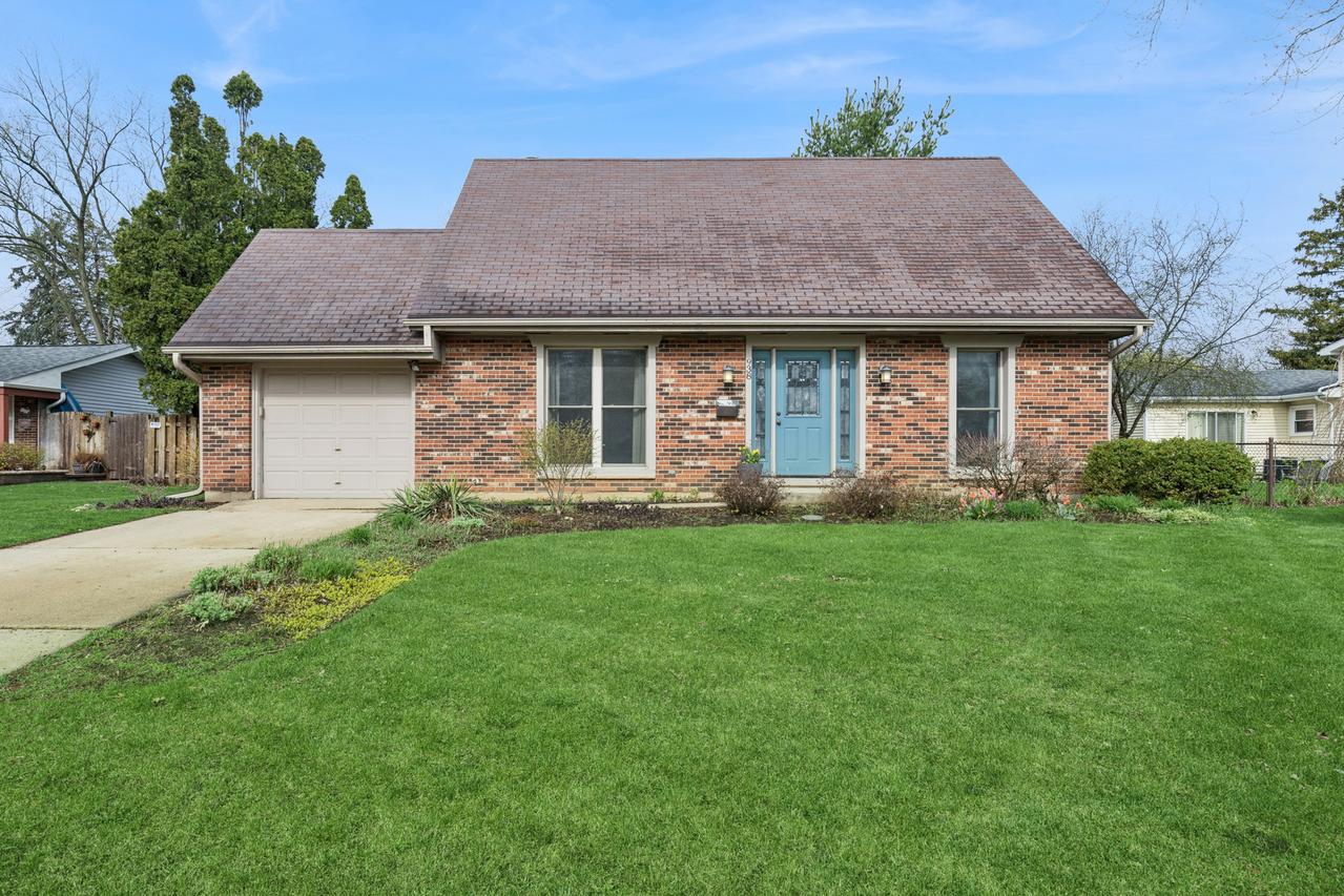 938 Canterbury Dr., Crystal Lake, IL 60014