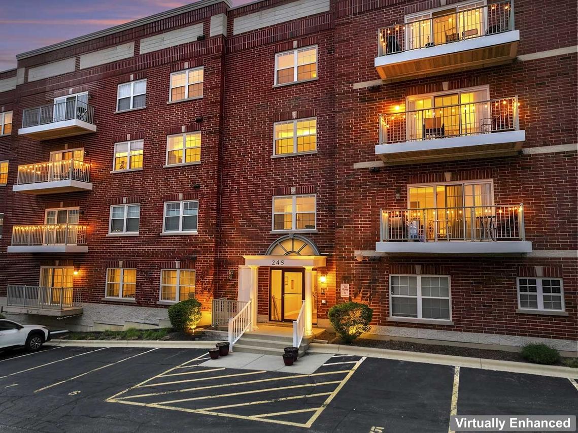245 W Johnson St. #302, Palatine, IL 60067