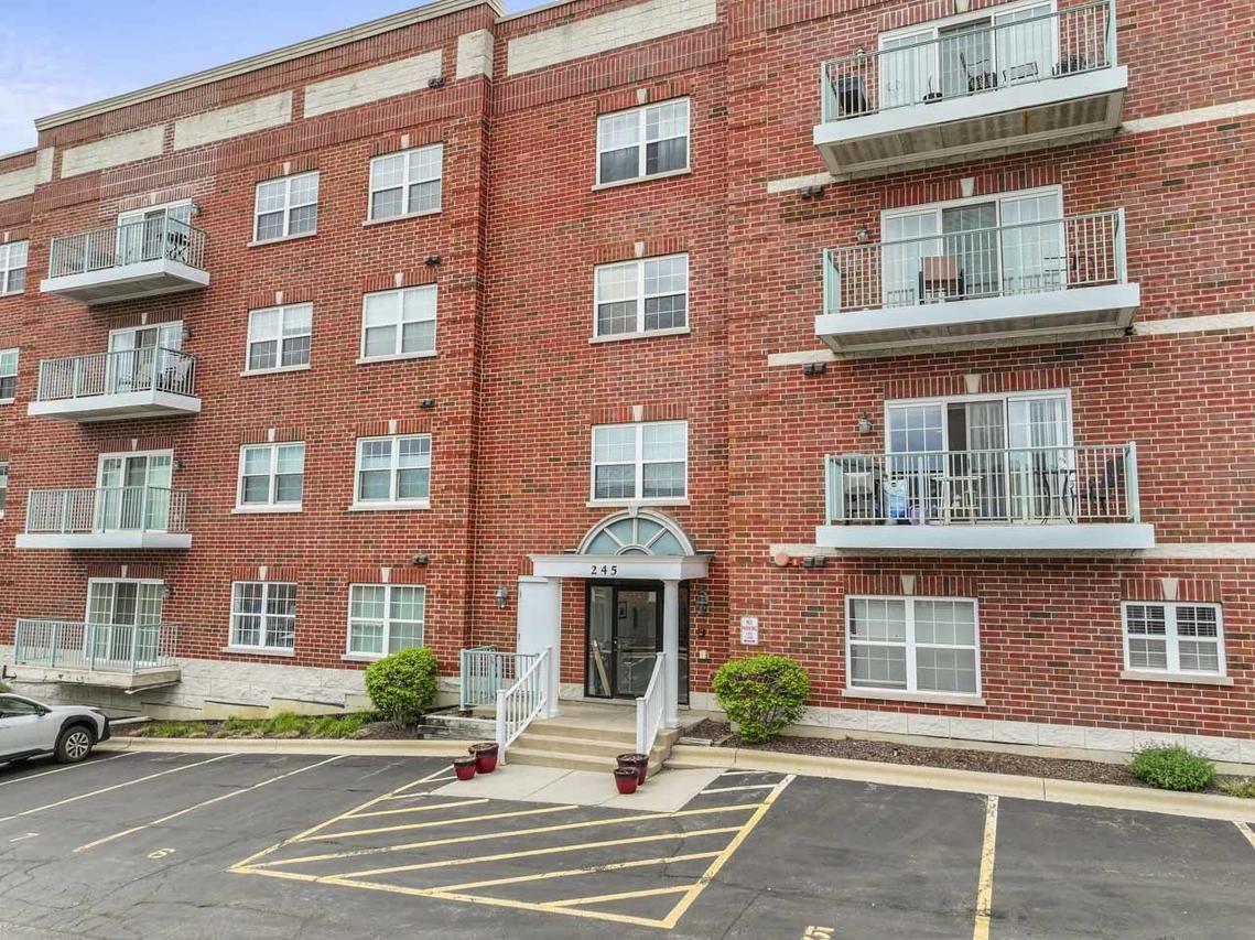 245 W Johnson St. #302, Palatine, IL 60067
