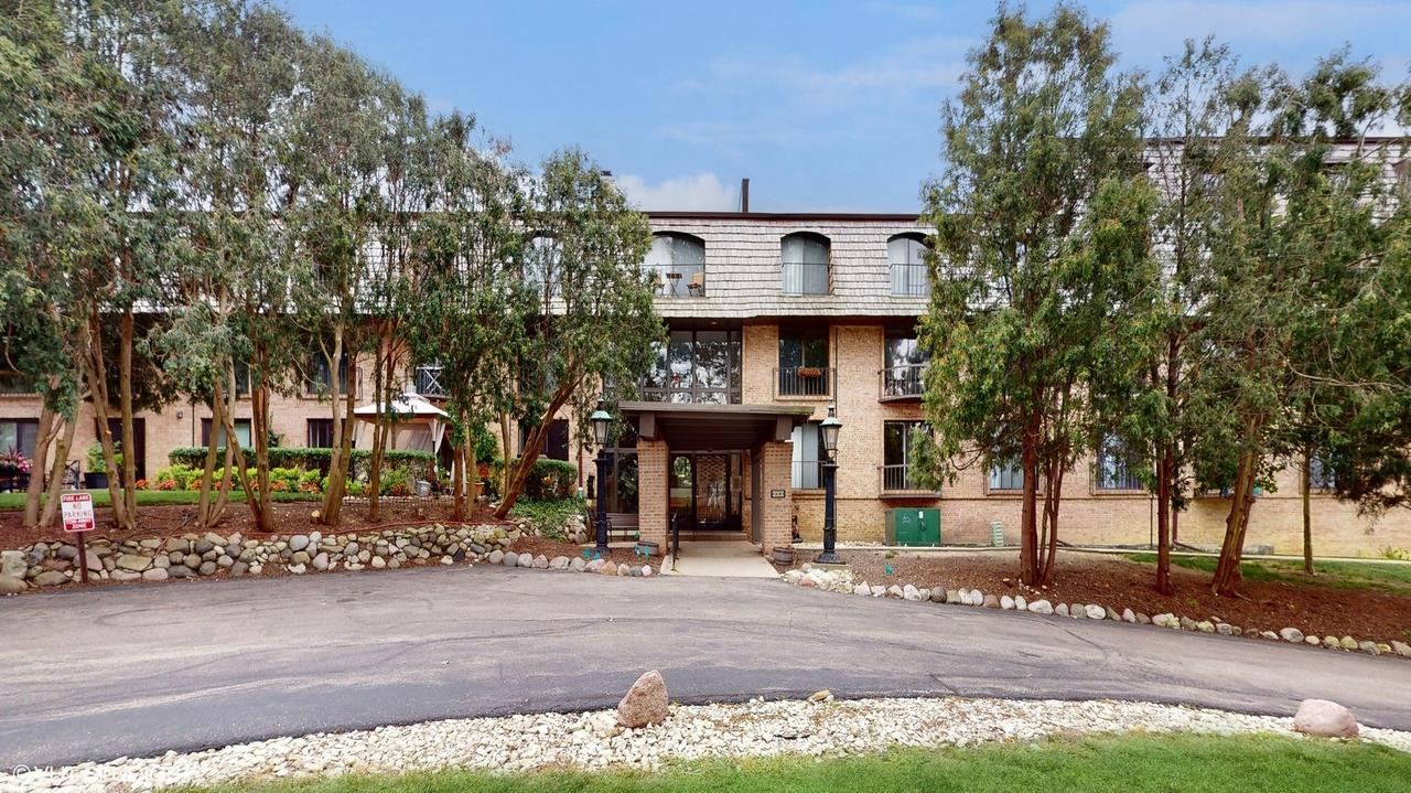 600 W Russell St. #210, Barrington, IL 60010