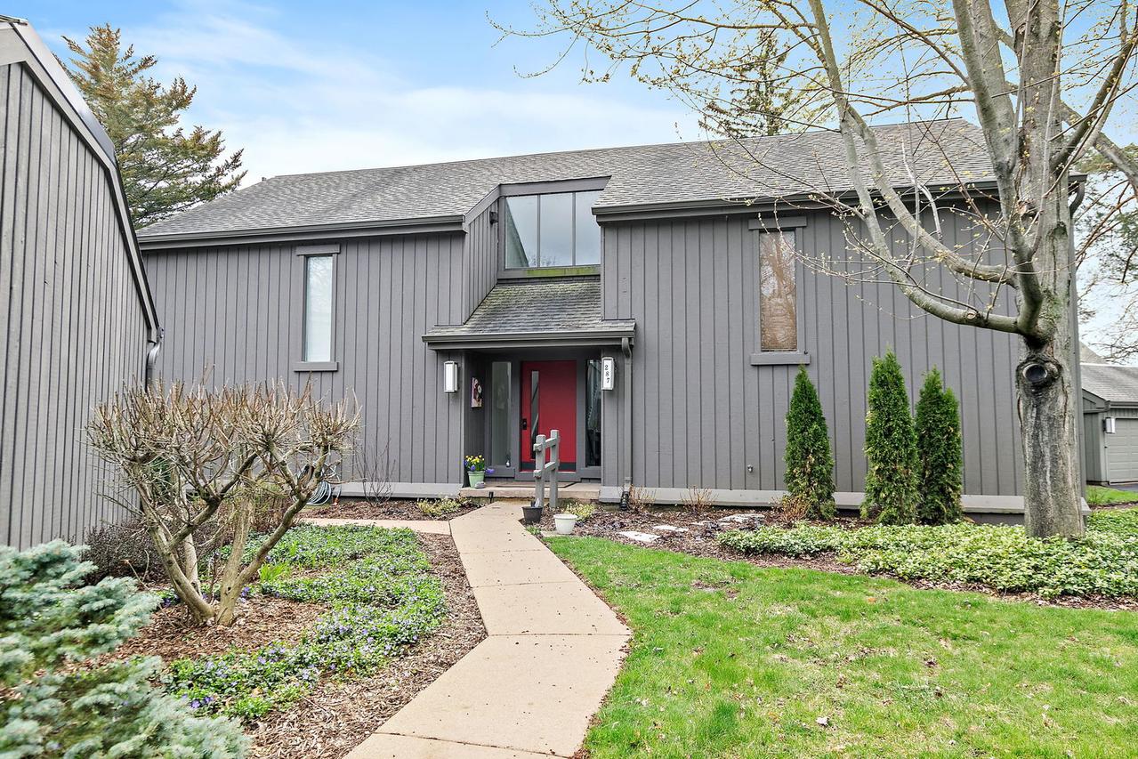 287 Deer Trail Ct. #D, Lake Barrington, IL 60010