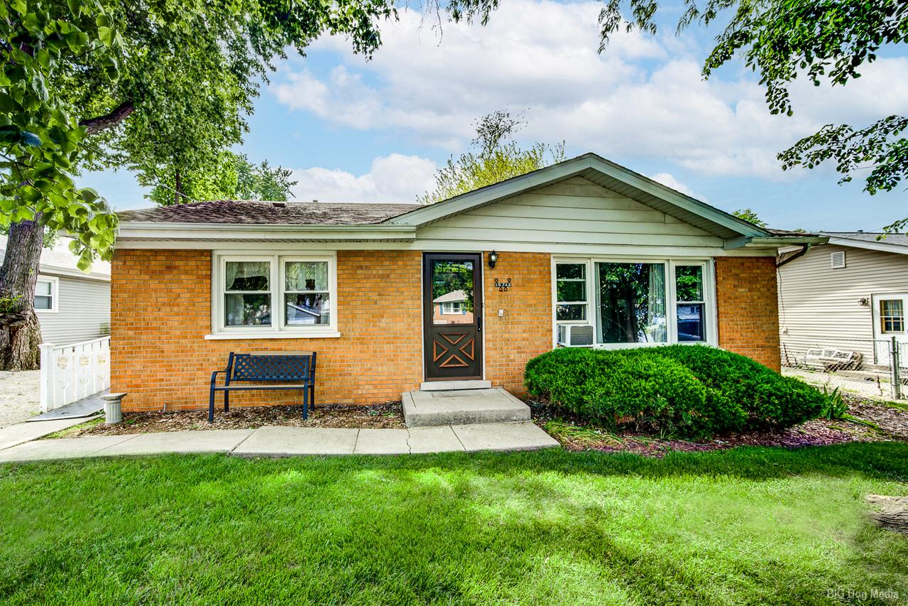 15742 Le Claire Ave., Oak Forest, IL 60452