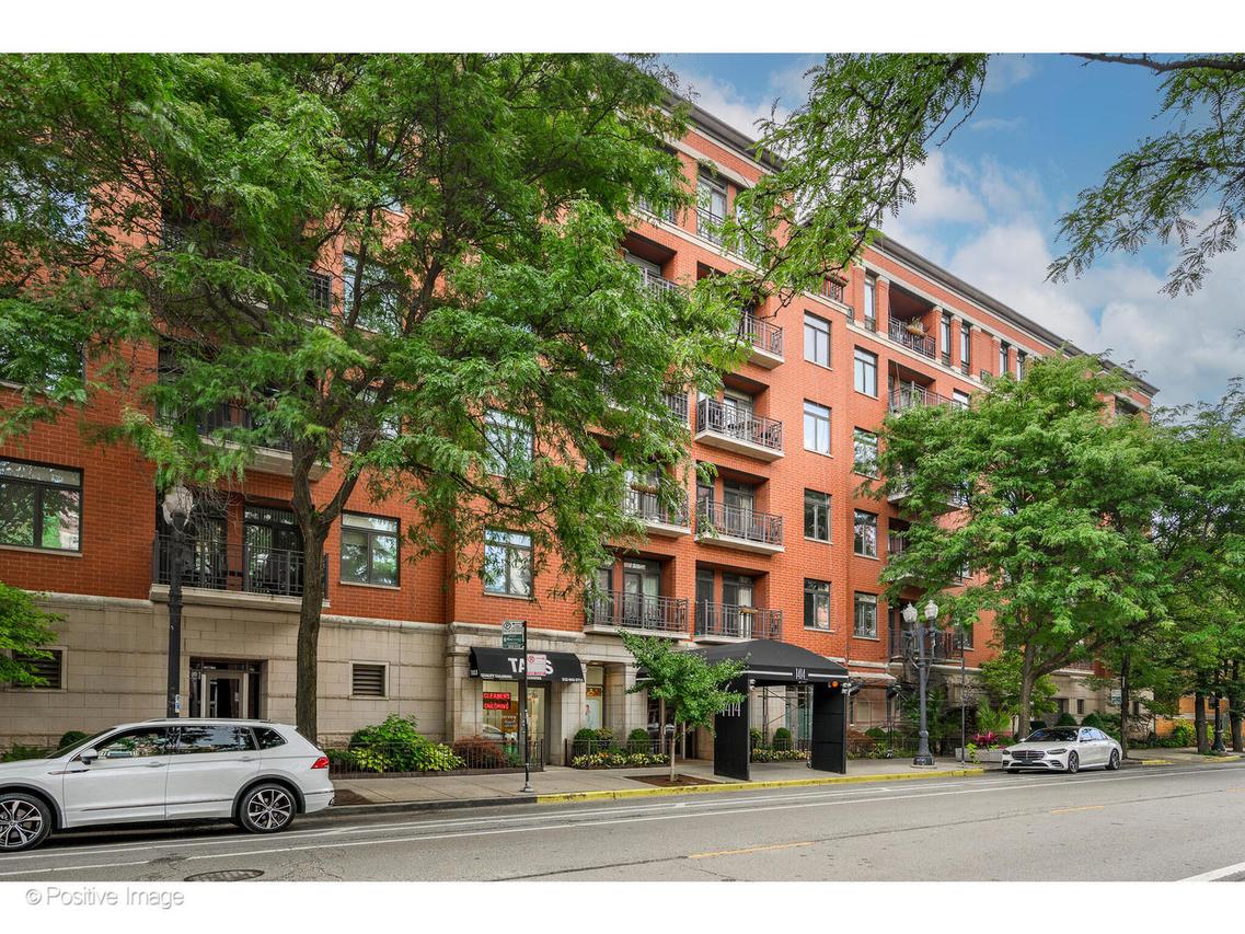 1414 N Wells St. #402, Chicago, IL 60610