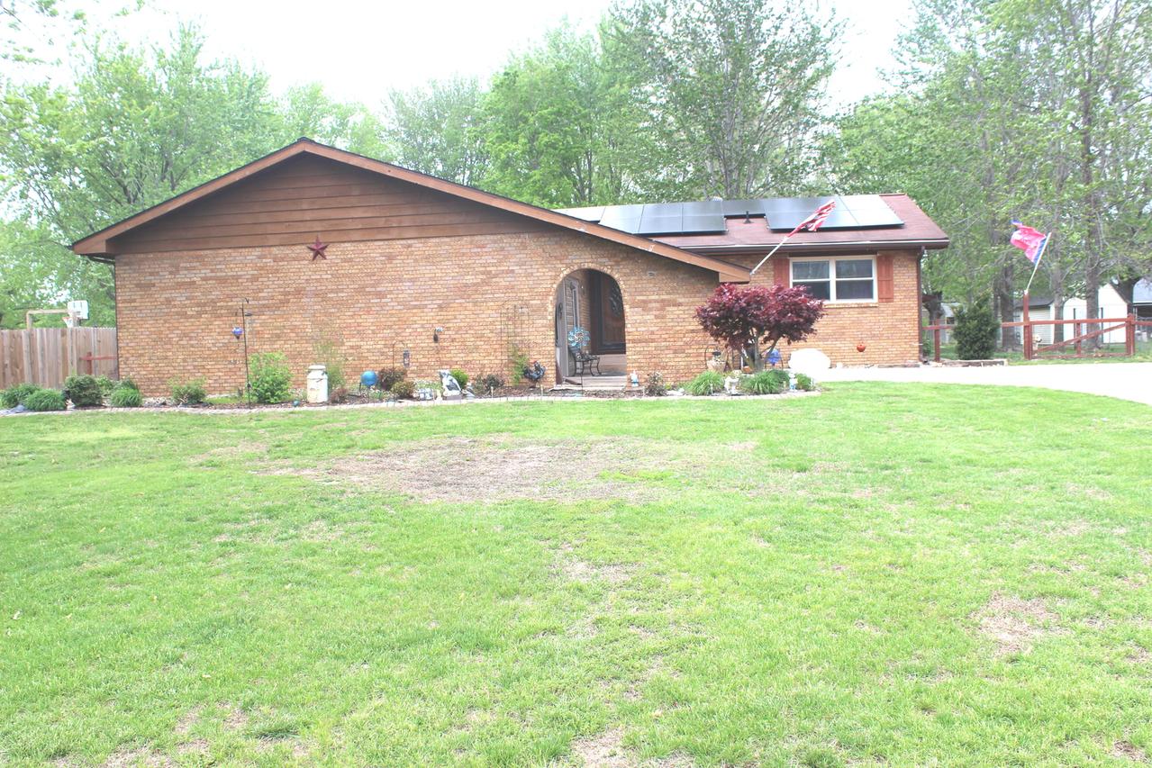 210 Circle Dr., Salem, IL 62881