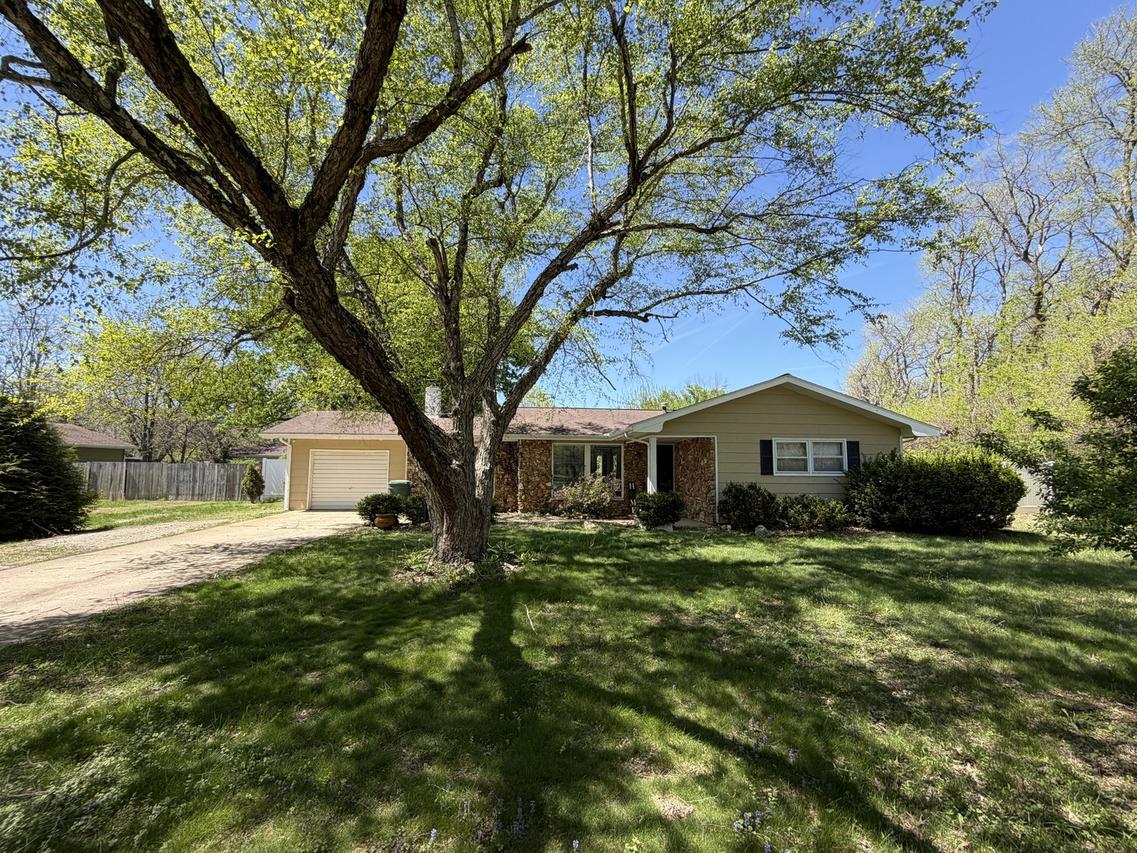 2100 Ironwood Ln., Charleston, IL 61920