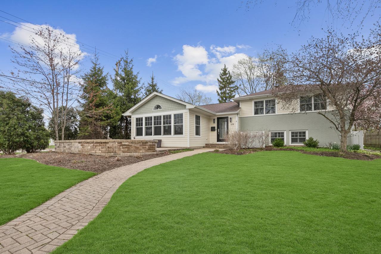 614 West St., Libertyville, IL 60048