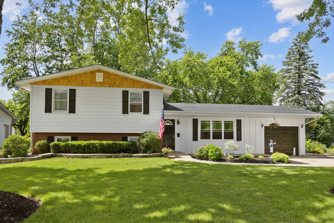 586 Aztec Dr., Carol Stream, IL 60188
