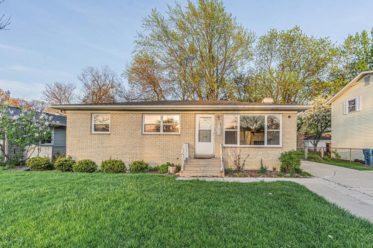 1423 S Busse Rd., Mount Prospect, IL 60056