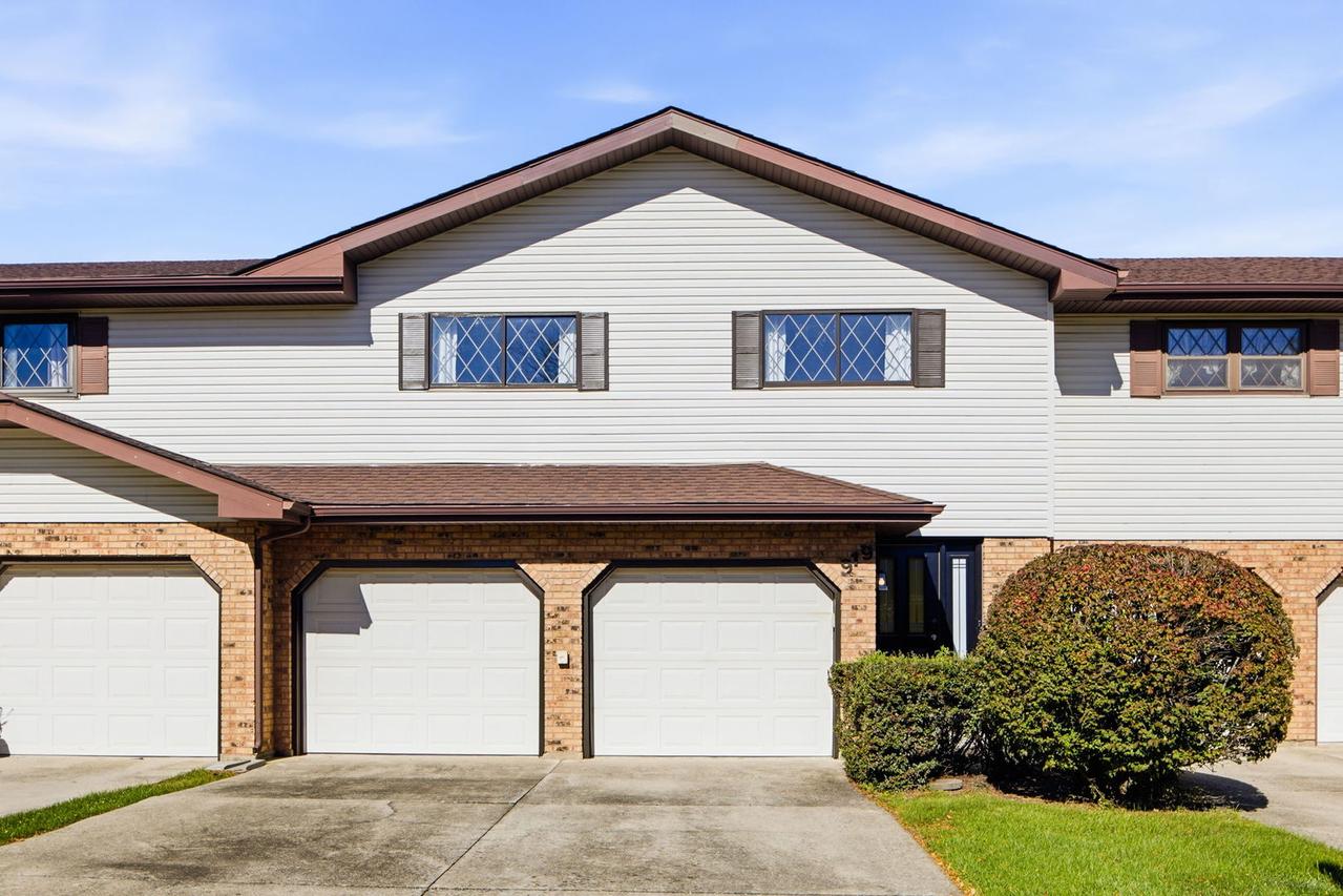 919 Meadow Ridge Ln., New Lenox, IL 60451