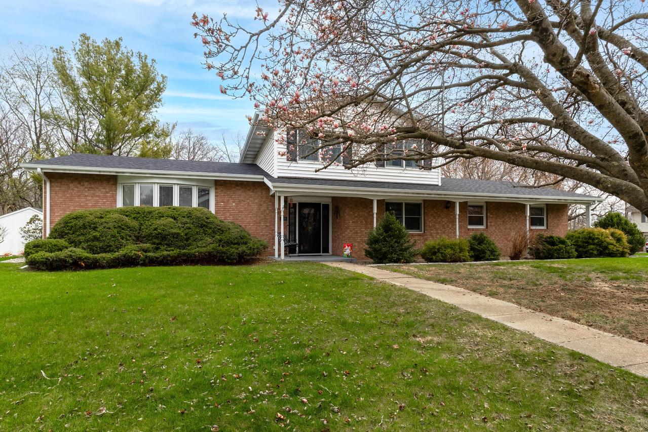 2339 Troy Dr., East Moline, IL 61244