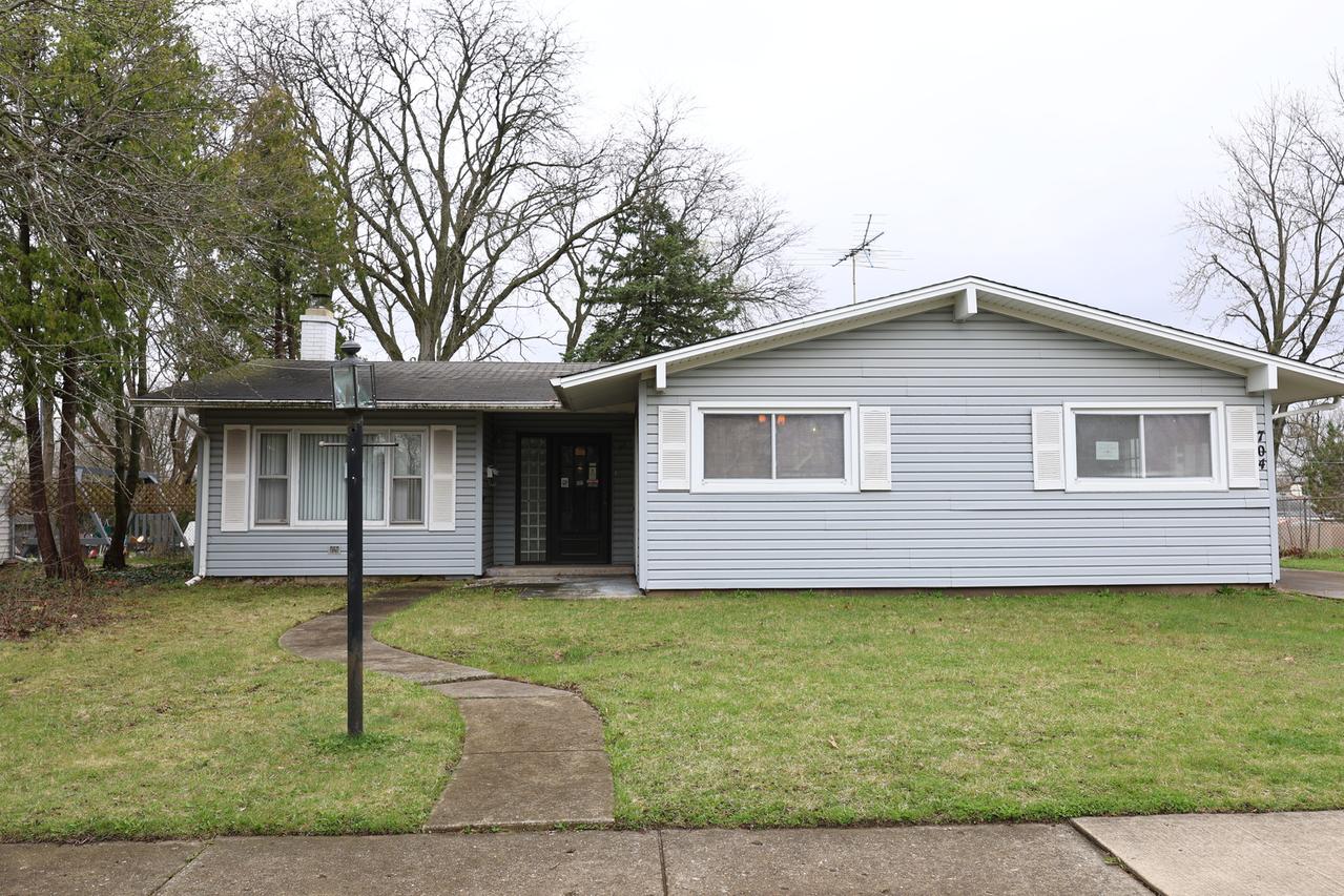 704 Lincolnwood Dr., Streamwood, IL 60107