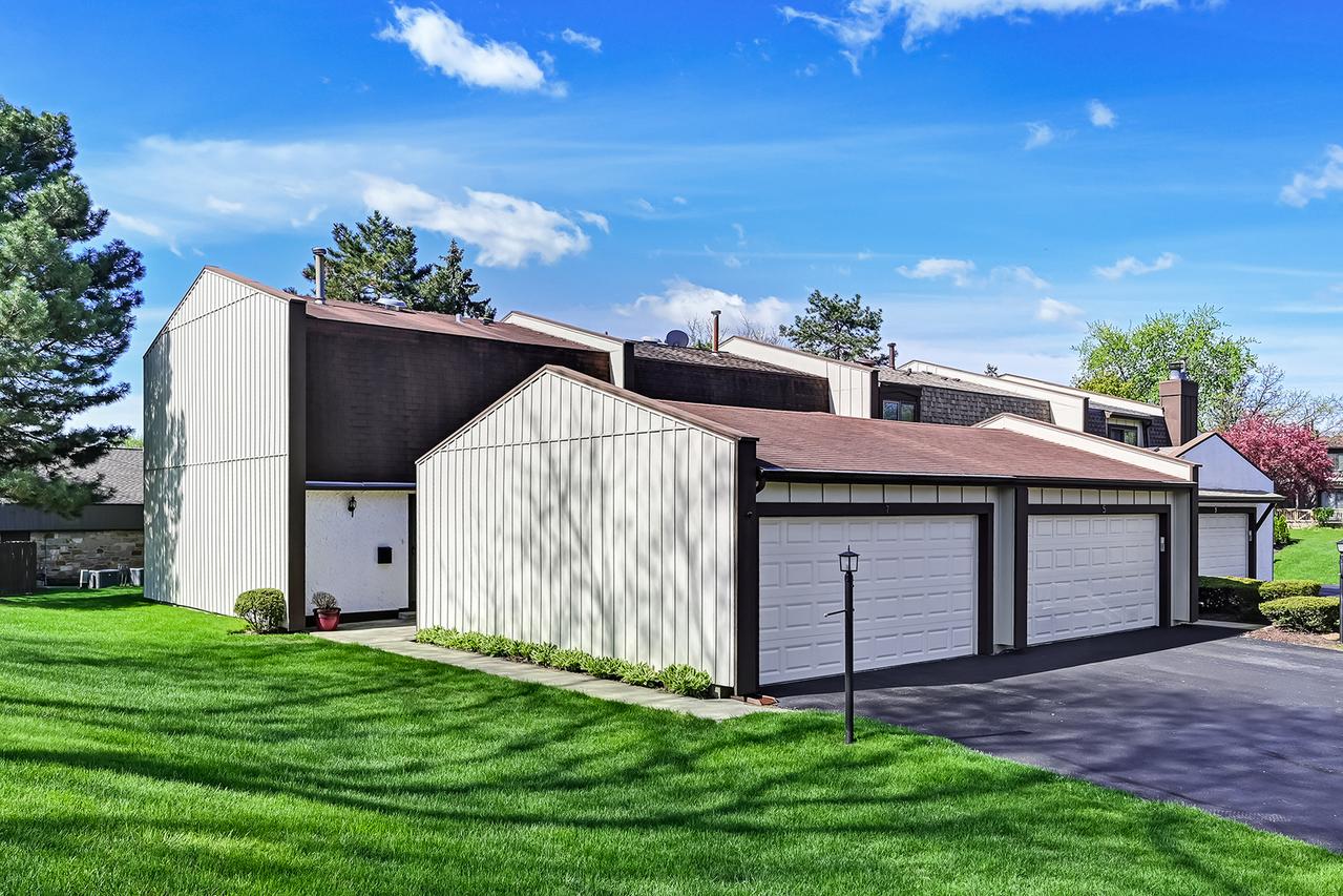 7 Nacona Ln., Indian Head Park, IL 60525