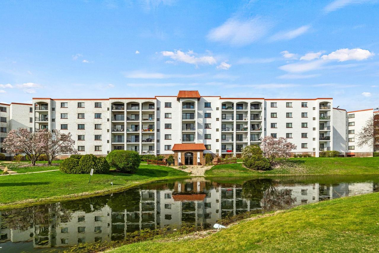 375 Plum Creek Dr. #407, Wheeling, IL 60090