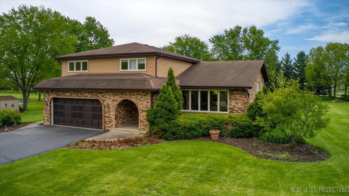 36W345 Barton Dr., St. Charles, IL 60175