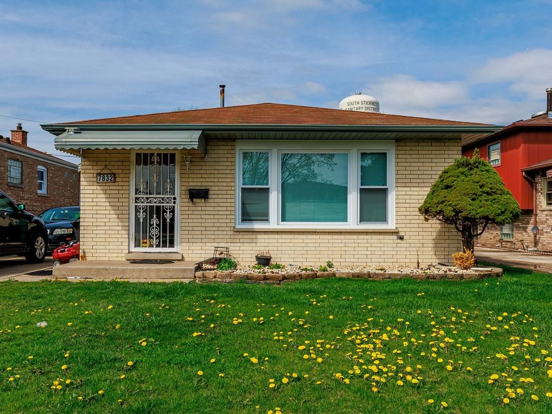 7832 Lamon Ave., Burbank, IL 60459