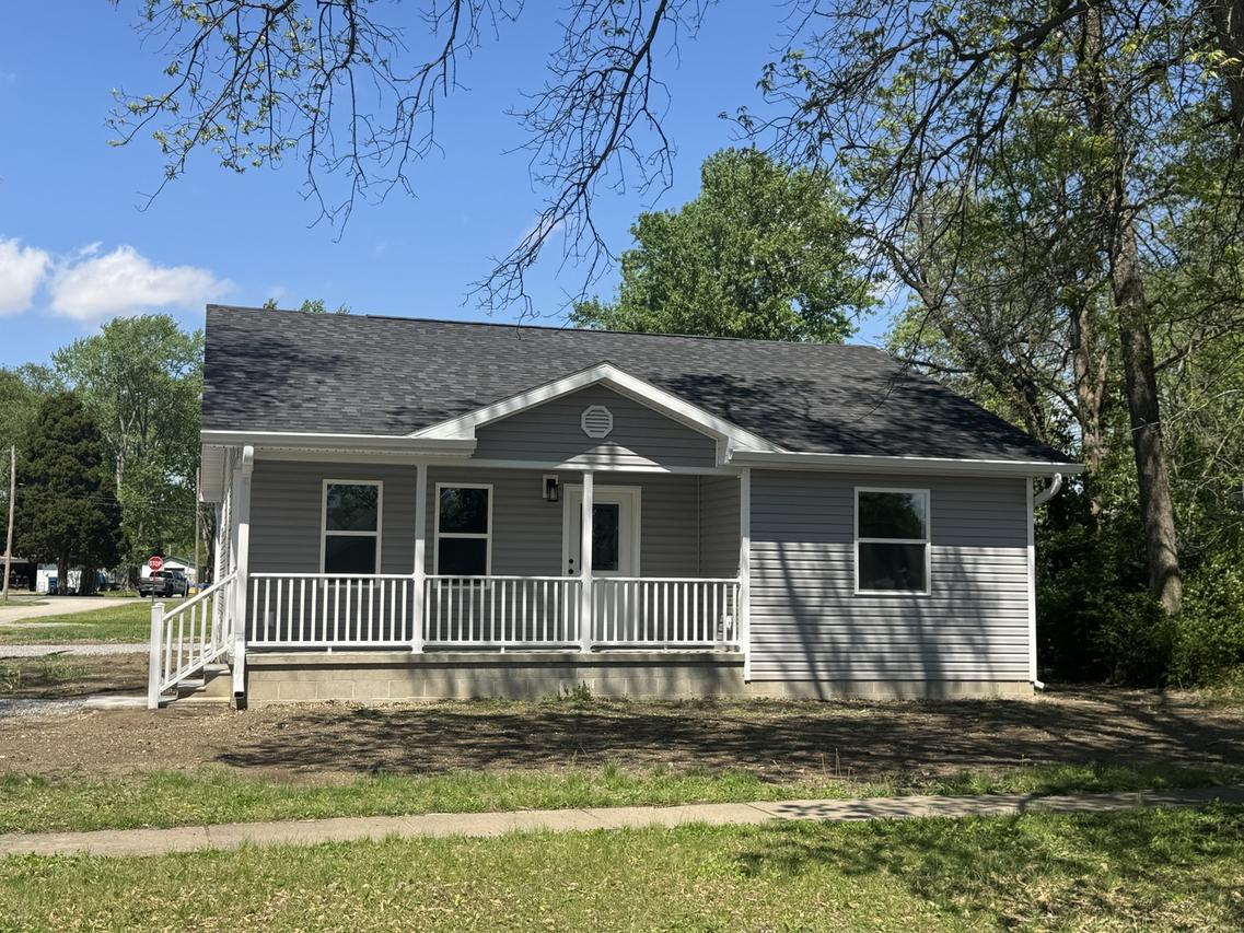 750 W 3rd St., Flora, IL 62839