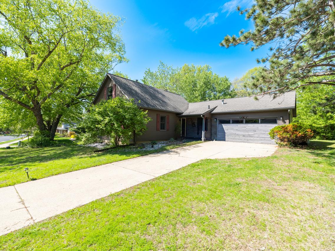 3209 W Westport Rd., Peoria, IL 61615