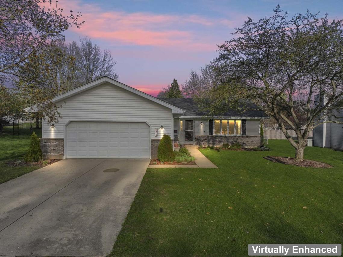 815 Carriage Dr., Algonquin, IL 60102