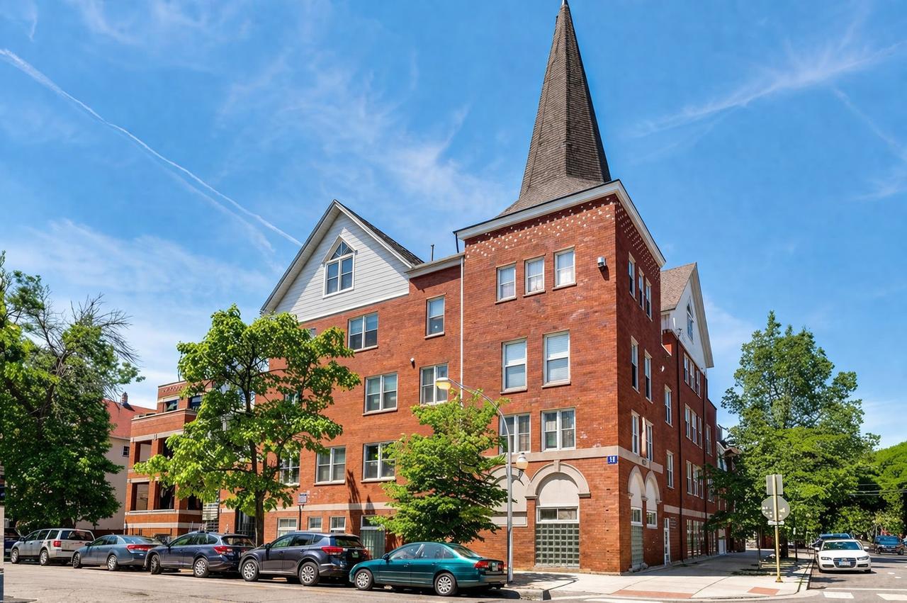 1043 W School St. #207, Chicago, IL 60657