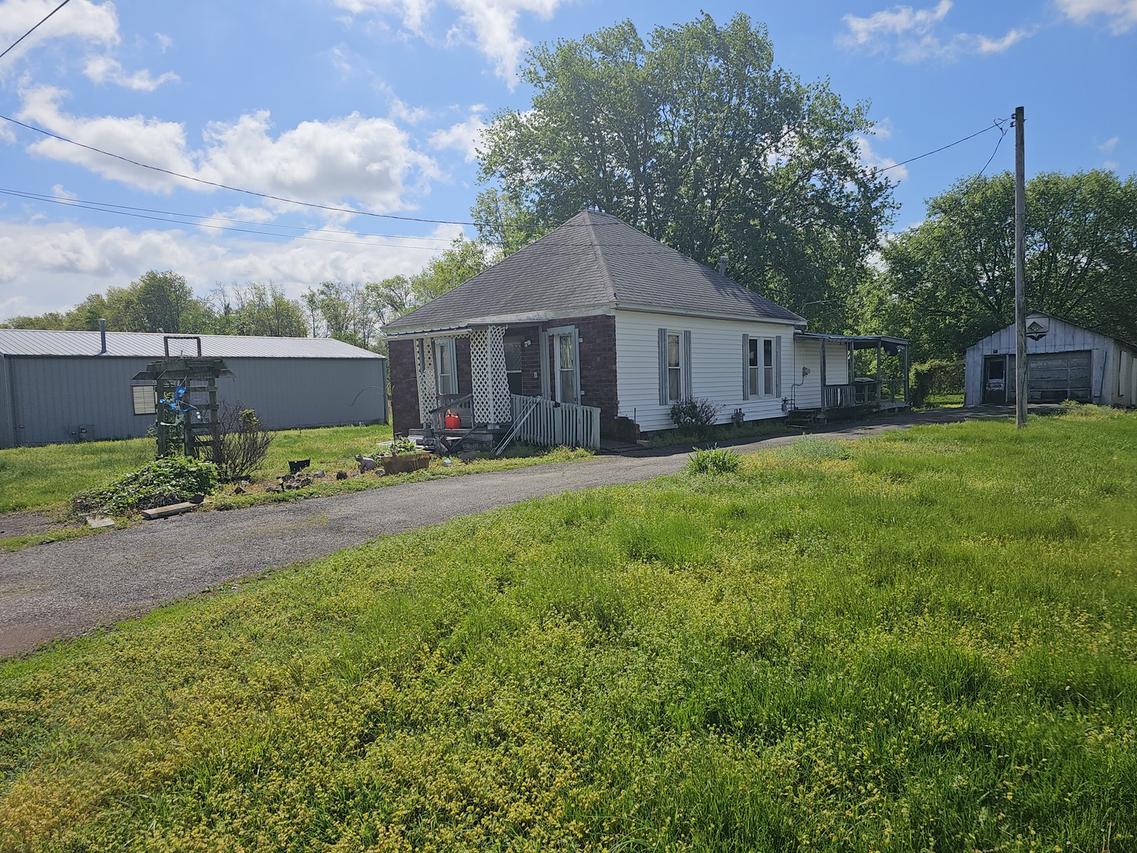 607 Filbert St., Odin, IL 62870