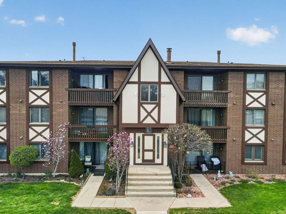 10571 Palos Pl. #B, Palos Hills, IL 60465