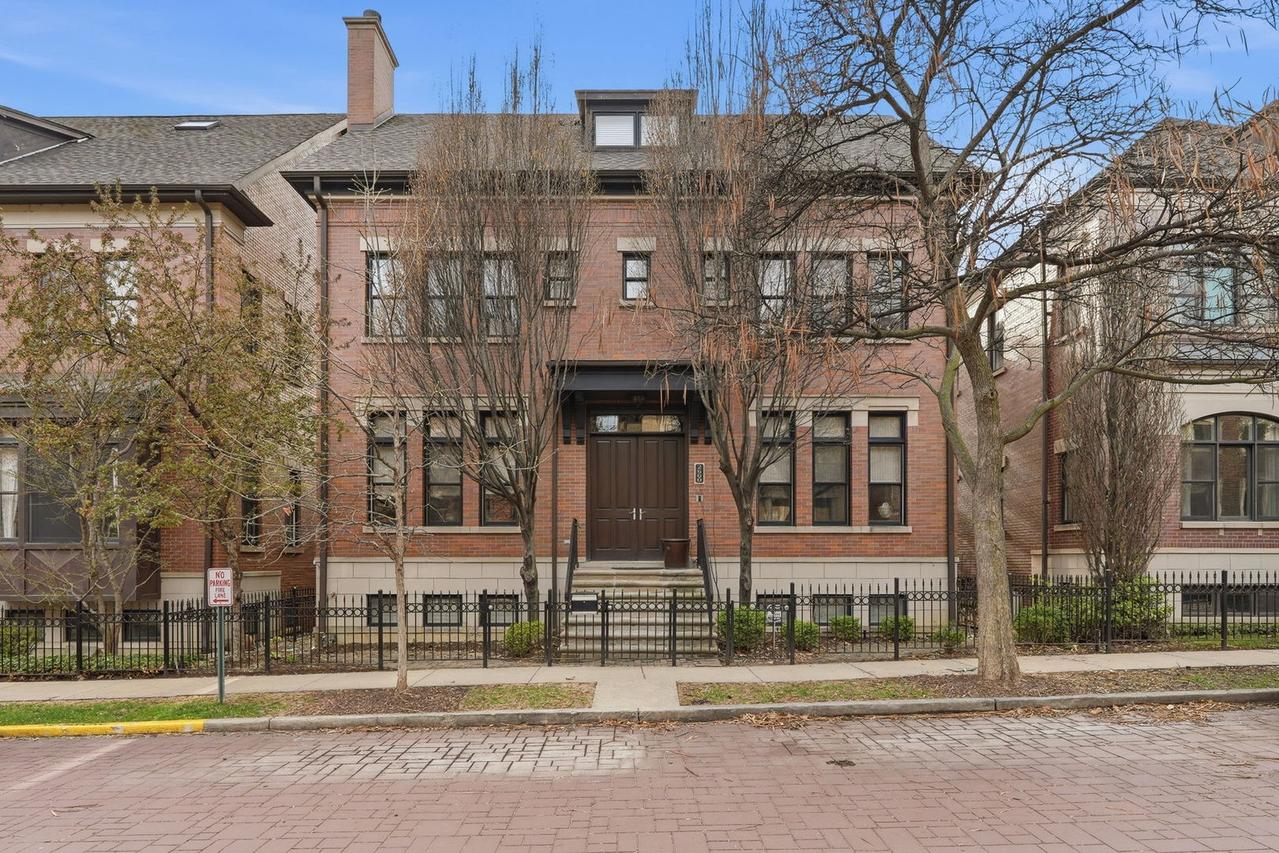 2660 N Hartland Ct., Chicago, IL 60614