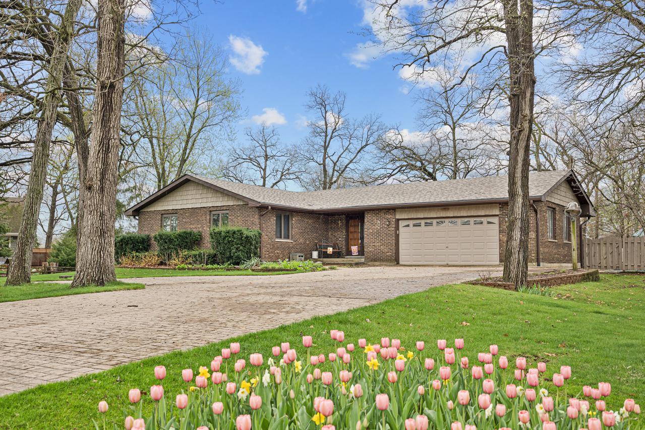 48W607 Whispering Oaks Dr., Hampshire, IL 60140