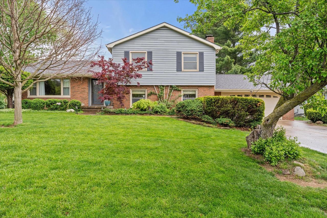 208 S Meadowhill Ln., Mahomet, IL 61853