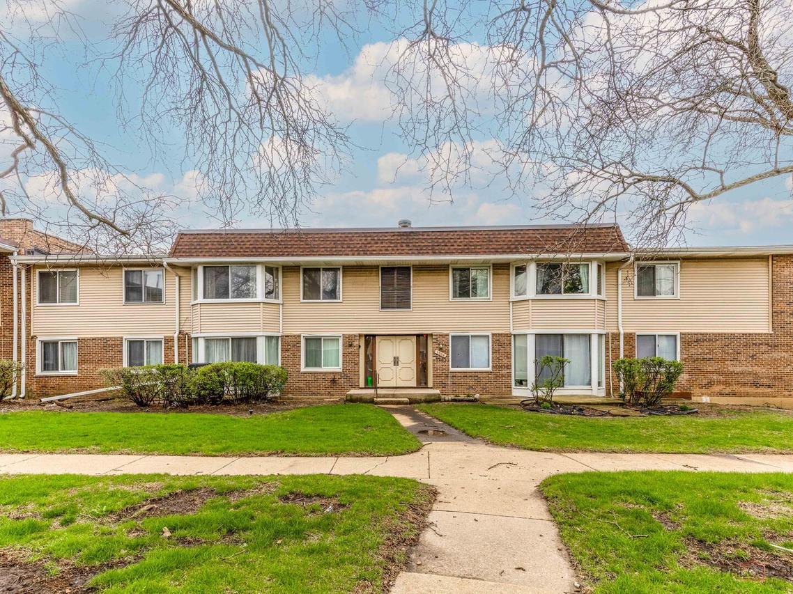 3004 Roberts Dr. #8, Woodridge, IL 60517