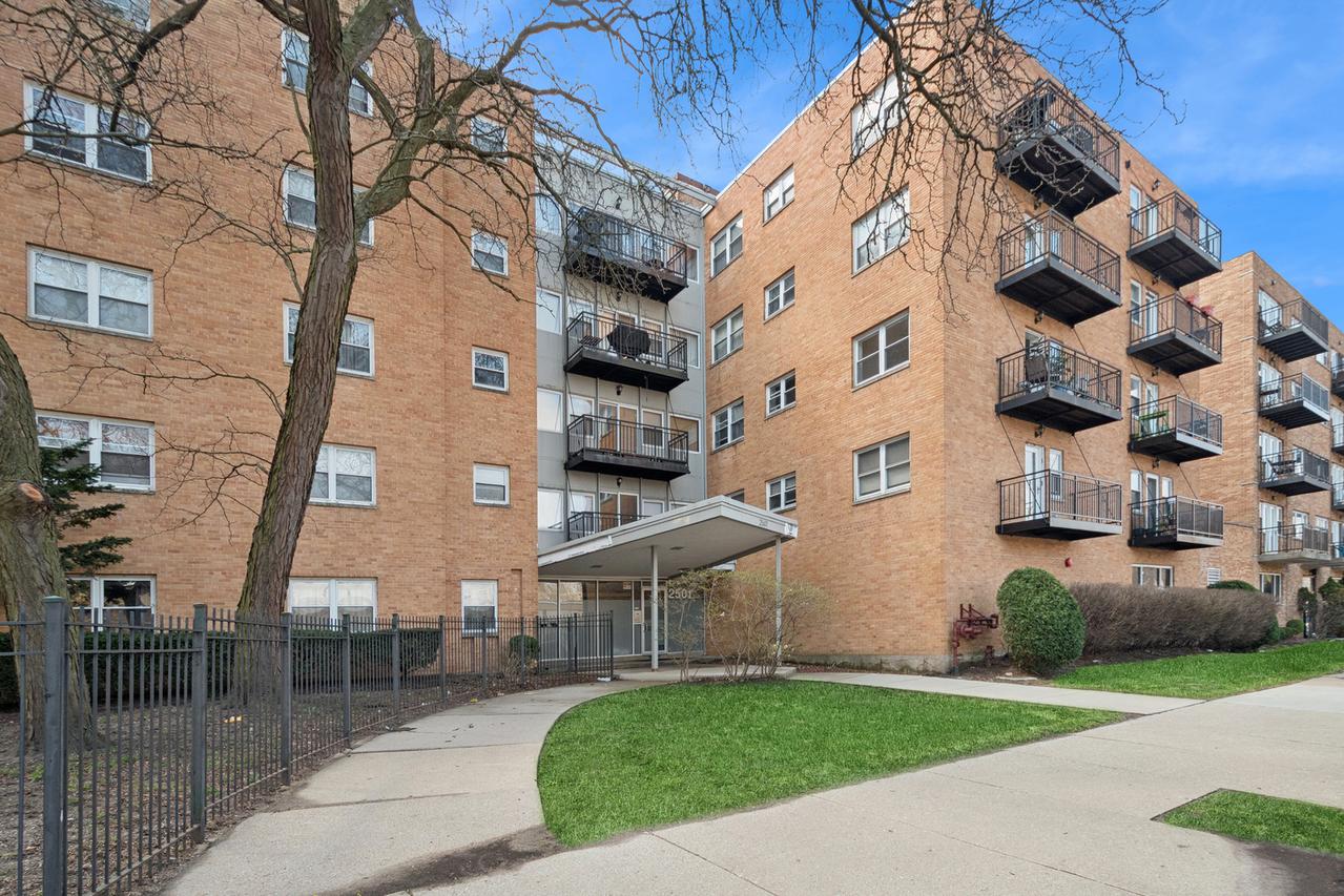 2501 W Bryn Mawr Ave. #305, Chicago, IL 60659