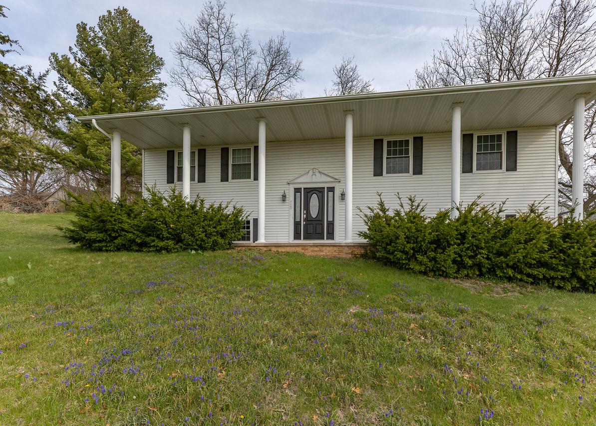 25 Oak Grove Rd., Geneseo, IL 61254
