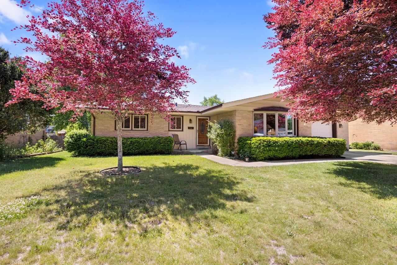 218 Gladys Ave., Fox River Grove, IL 60021