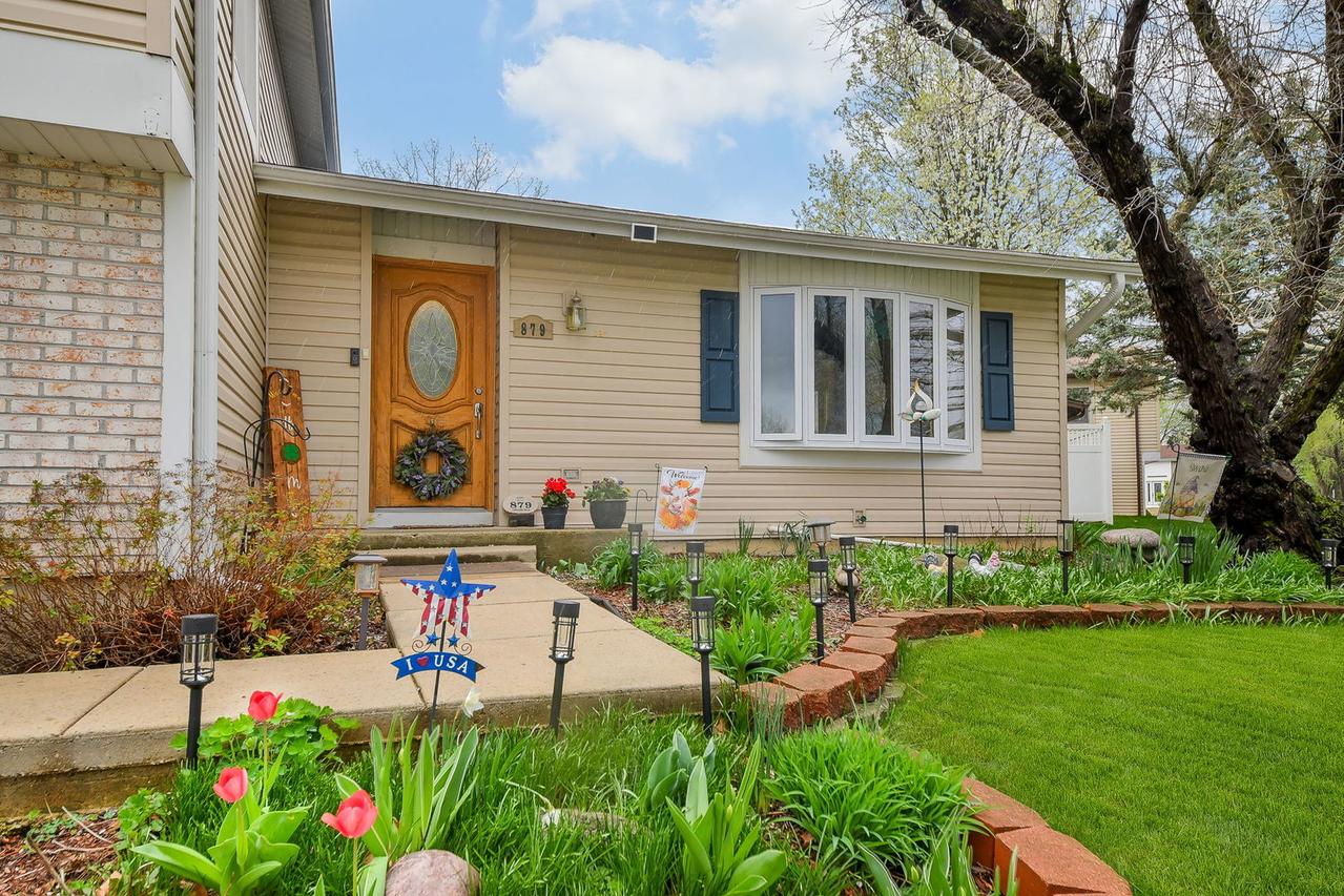 879 Lakeside Dr., Bartlett, IL 60103