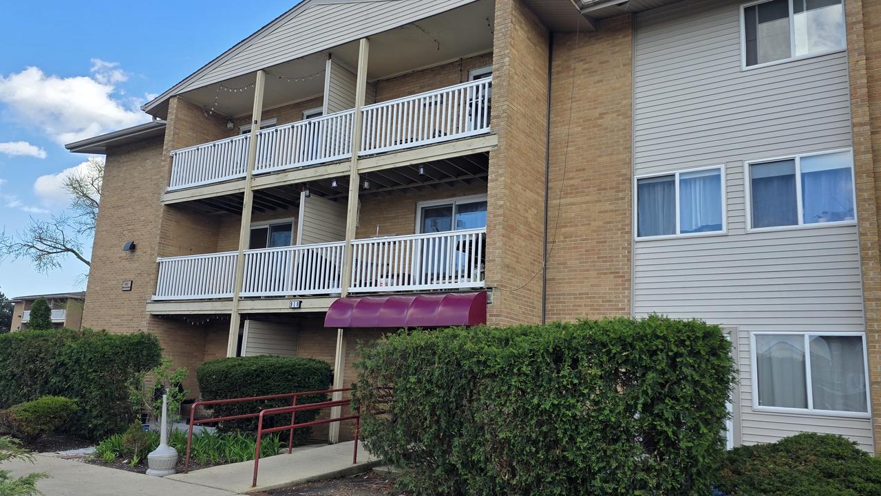 910 Beau Dr. #202, Des Plaines, IL 60016