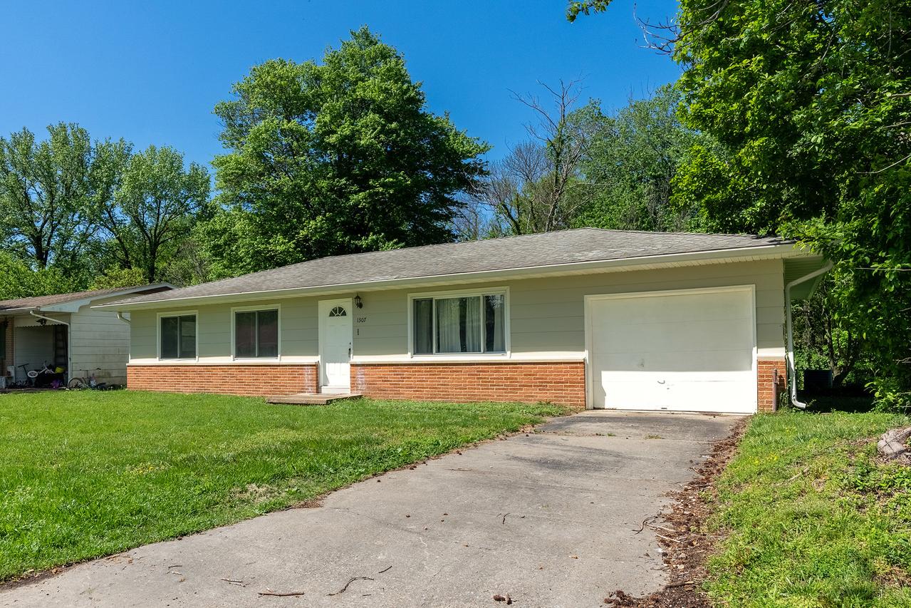 1307 N 16th St., Murphysboro, IL 62966