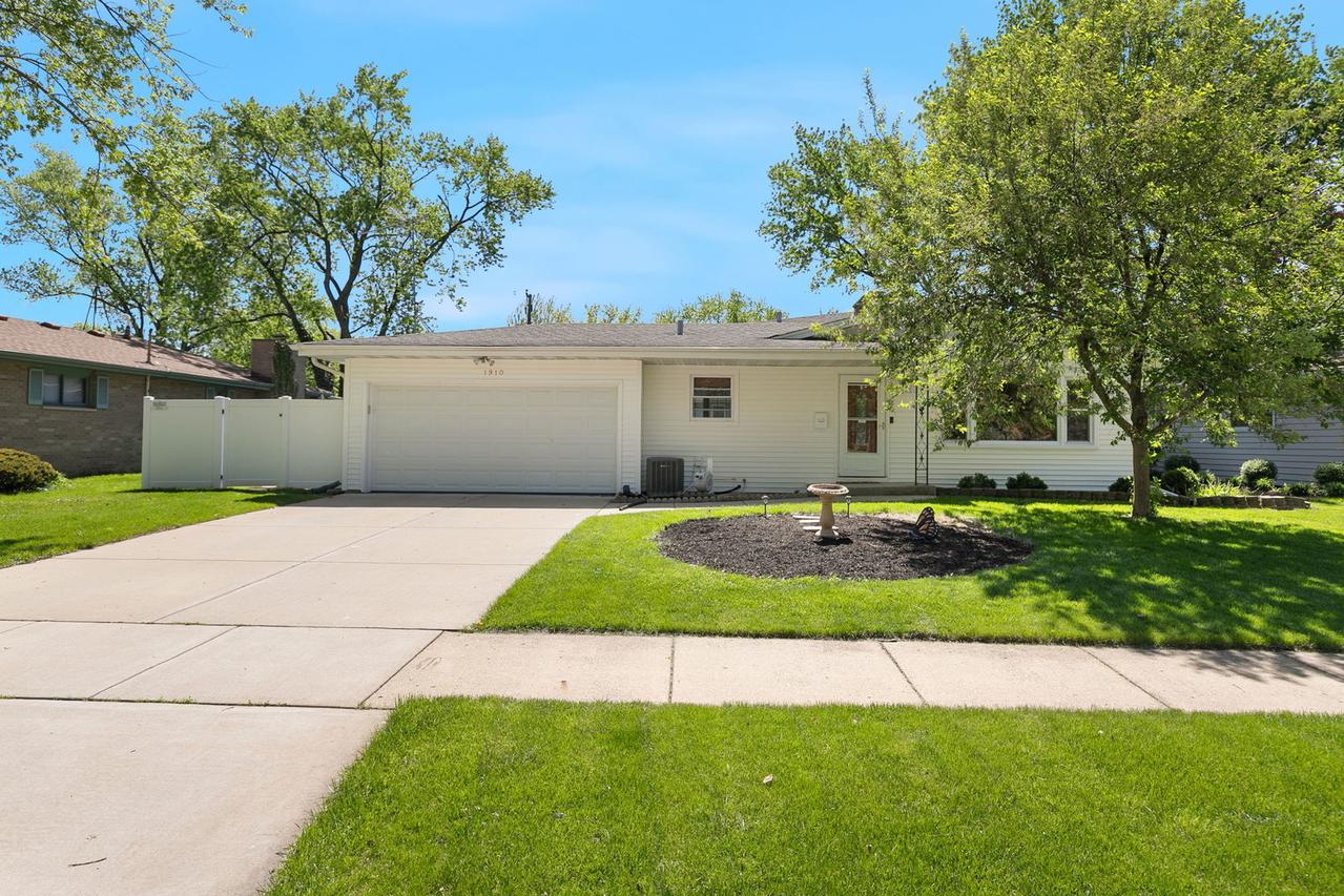 1910 Richard St., Aurora, IL 60506