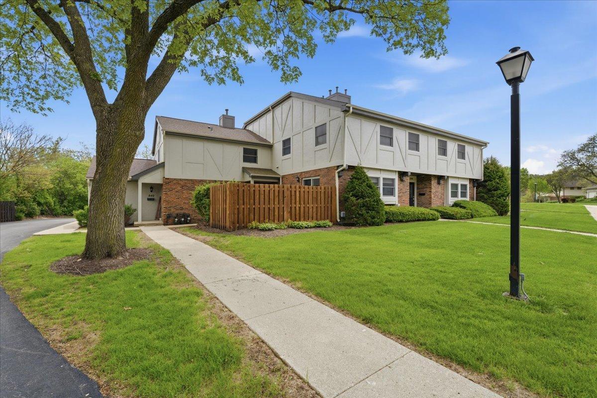 842 Bristol Dr., Barrington, IL 60010