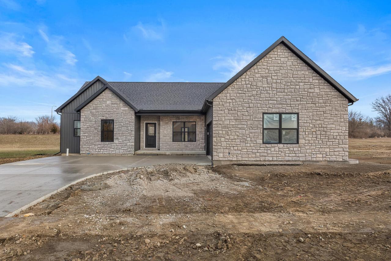 702 N Beacon Hill Cir., Urbana, IL 61802