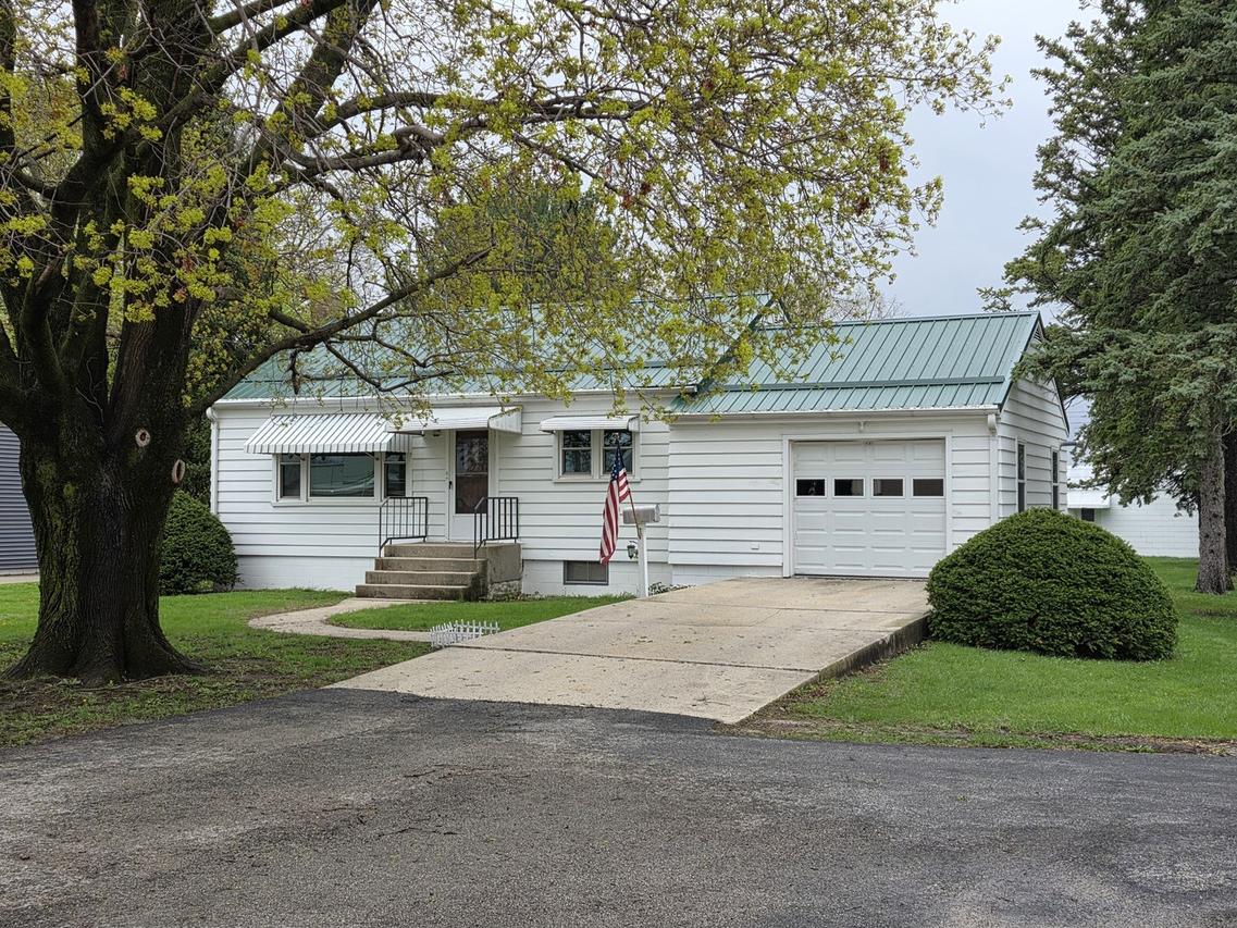 60 Grove St., Prophetstown, IL 61277