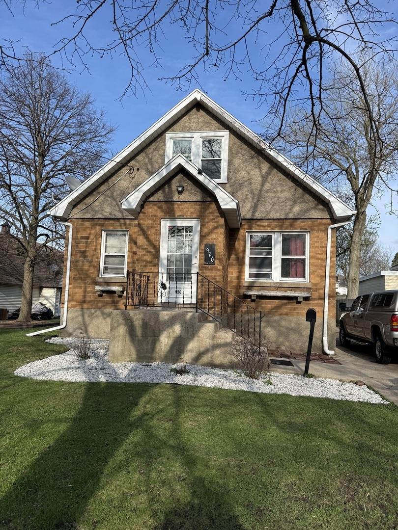 920 N Madison St., Woodstock, IL 60098