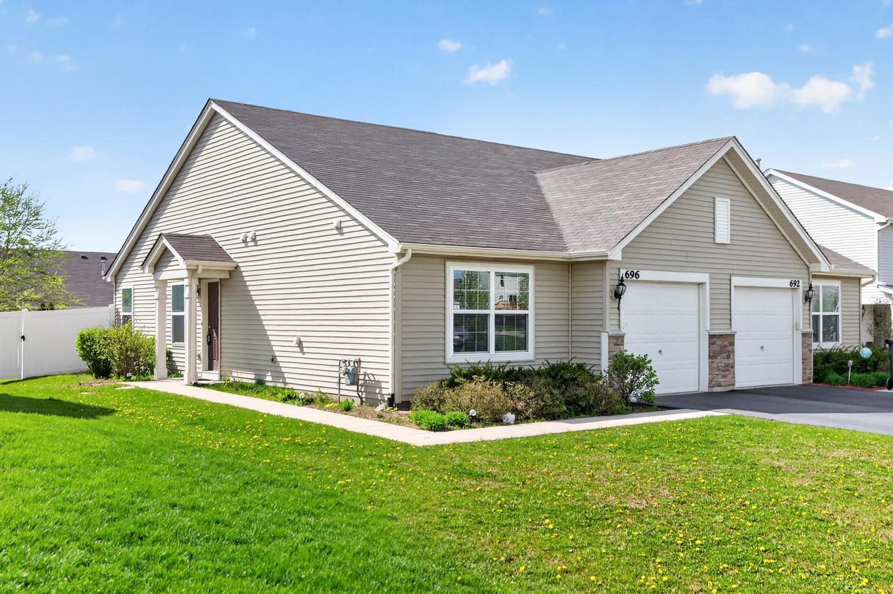 696 Vine St., Hampshire, IL 60140