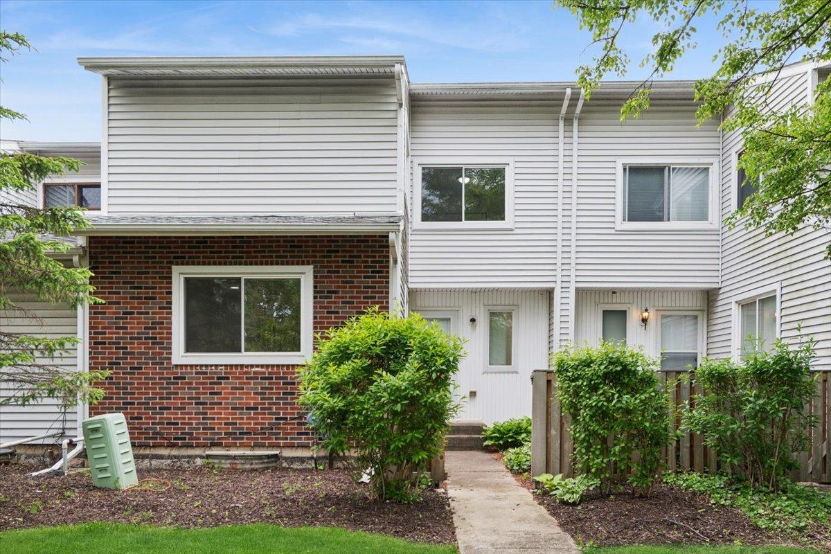 16 Wintergreen Ct., Woodridge, IL 60517