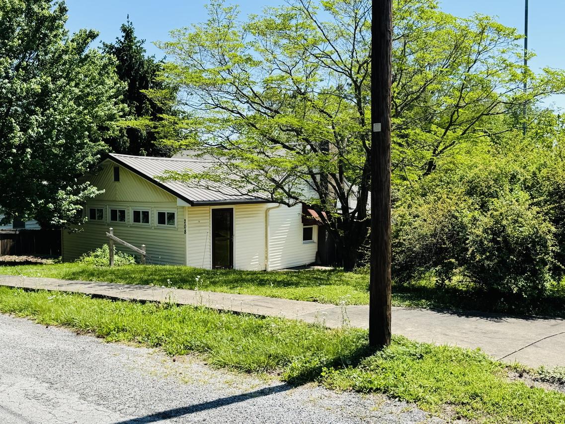 208 W Poplar St., Cobden, IL 62920