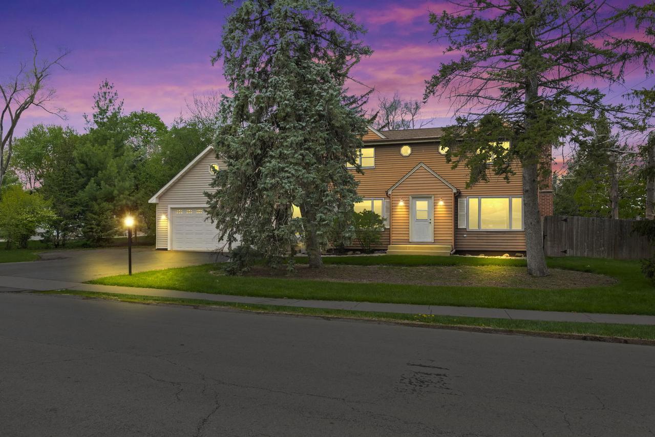 336 E Ardmore Ave., Roselle, IL 60172
