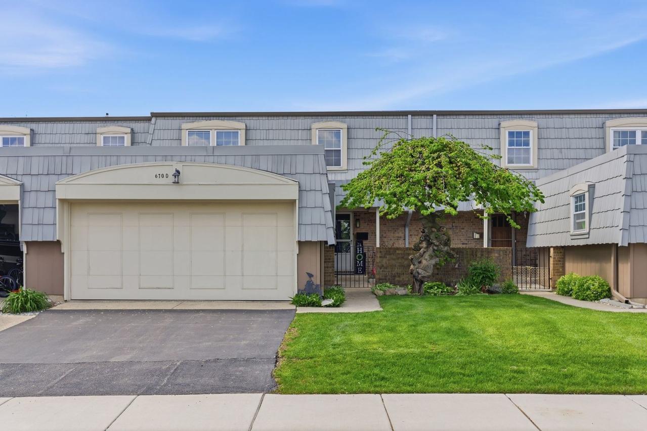 670 Versailles Cir. #D, Elk Grove Village, IL 60007