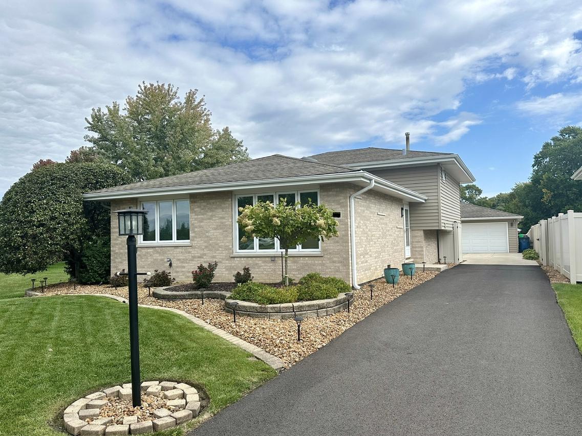 14221 Kilbourne Ave., Crestwood, IL 60418