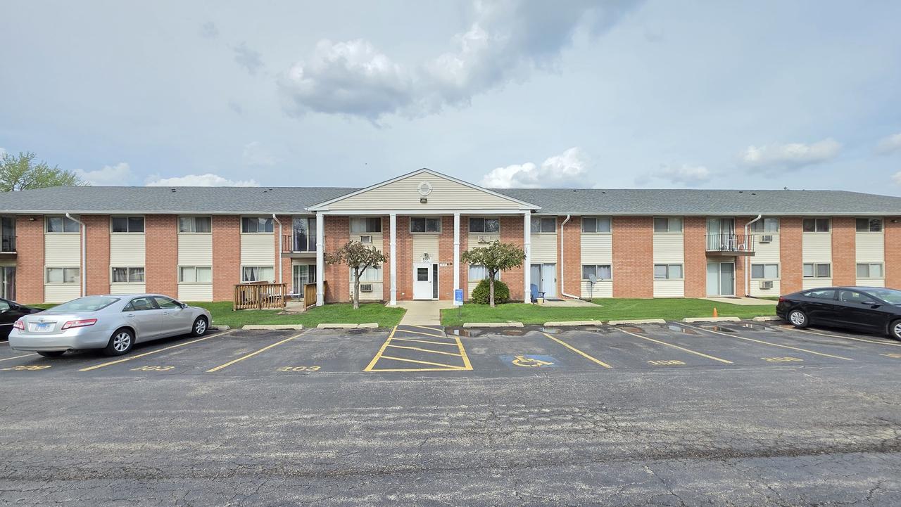 1557 Jill Ct. #206, Glendale Heights, IL 60139