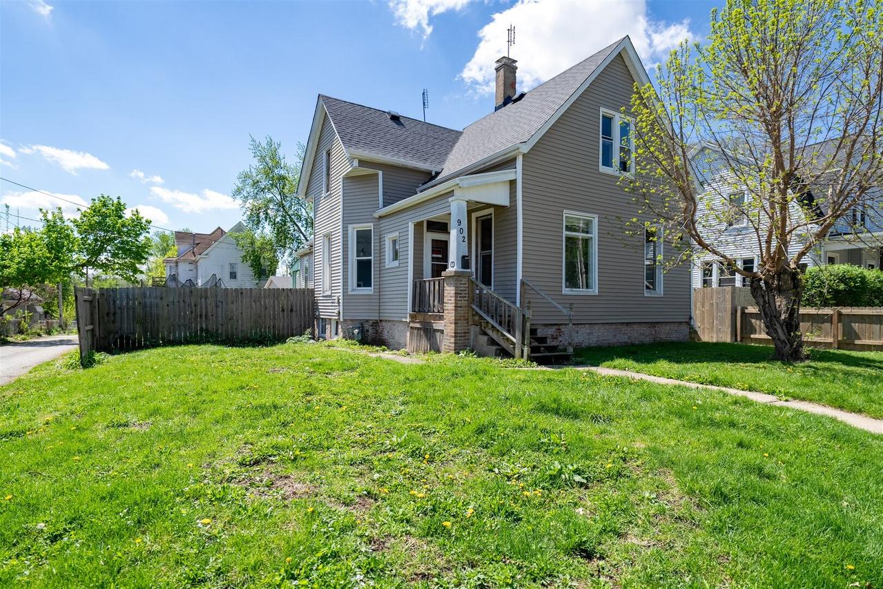 902 W Grove St., Bloomington, IL 61701